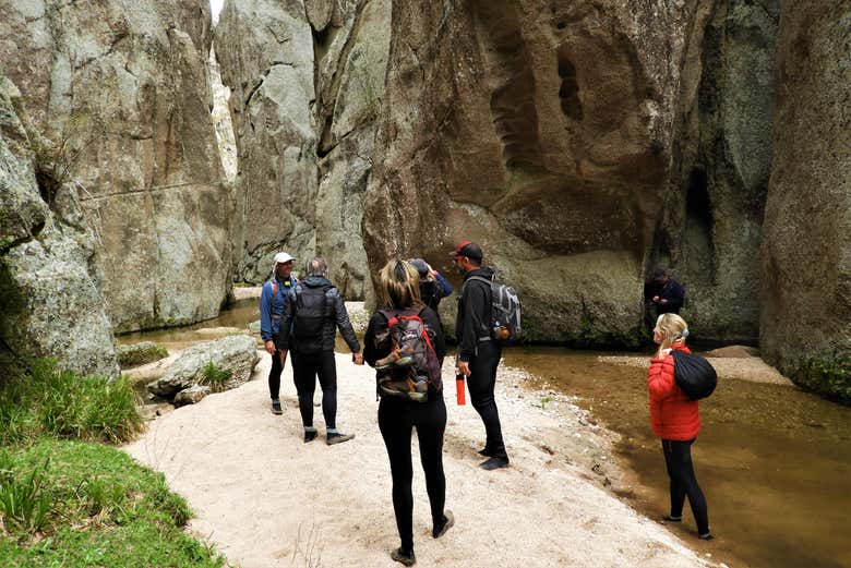 Caminhando entre paredes de rocha íngremes