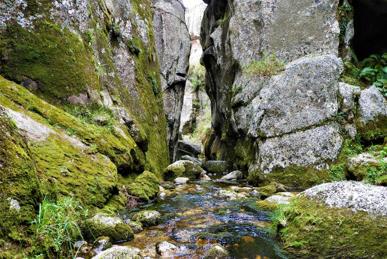 Rio estreito entre altas paredes de rocha