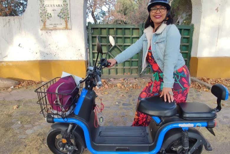 Preparada para recorrer los viñedos de Maipú en moto eléctrica