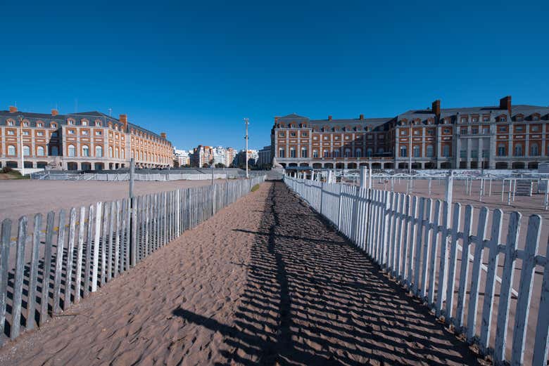 El imponente Casino Central junto al majestuoso Hotel Provincial