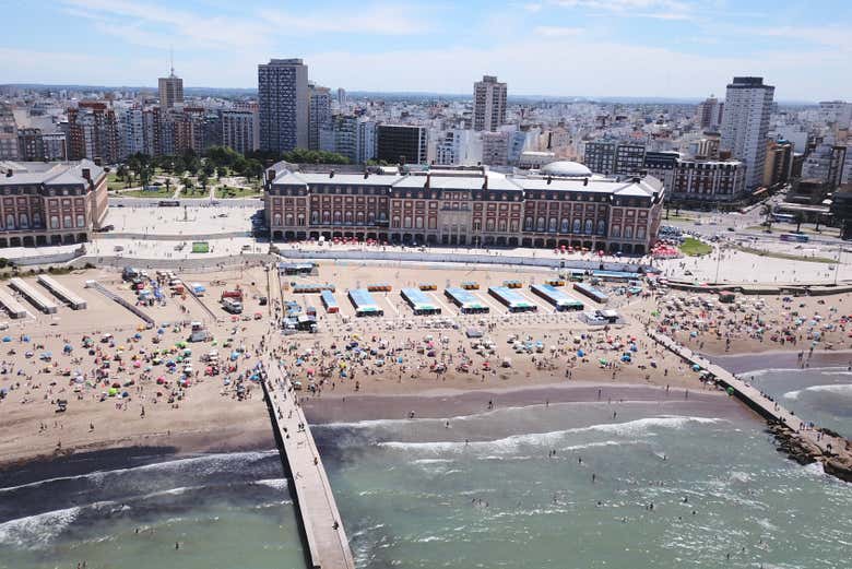 Vista aérea del Casino Central y la playa de Mar del Plata