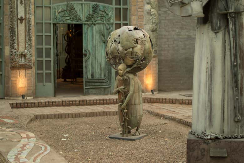 Take a stroll through the life and works of Roberto Rosas