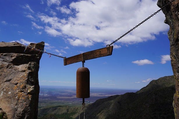 La campana che dà nome al colle di Cerro Campanario