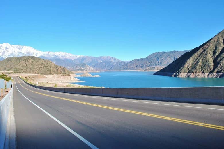 Estrada da represa de Potrerillos