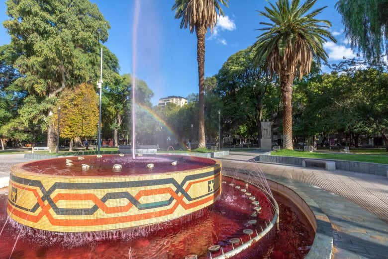 Colorida fuente en Plaza Chile