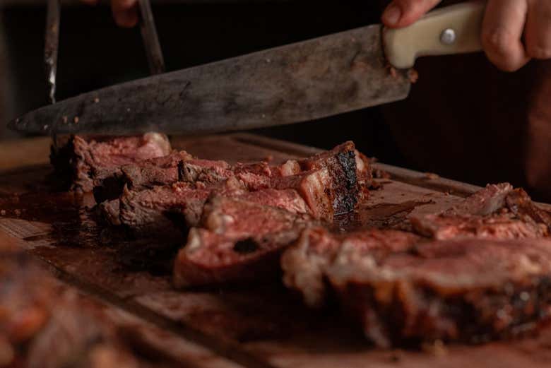 Cortes de carne em uma tábua de madeira