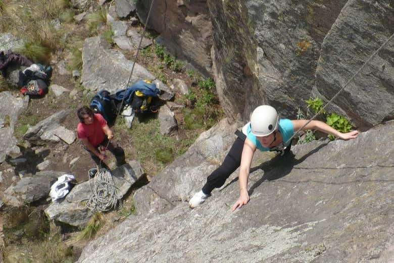 Disfrutando de la actividad de rápel