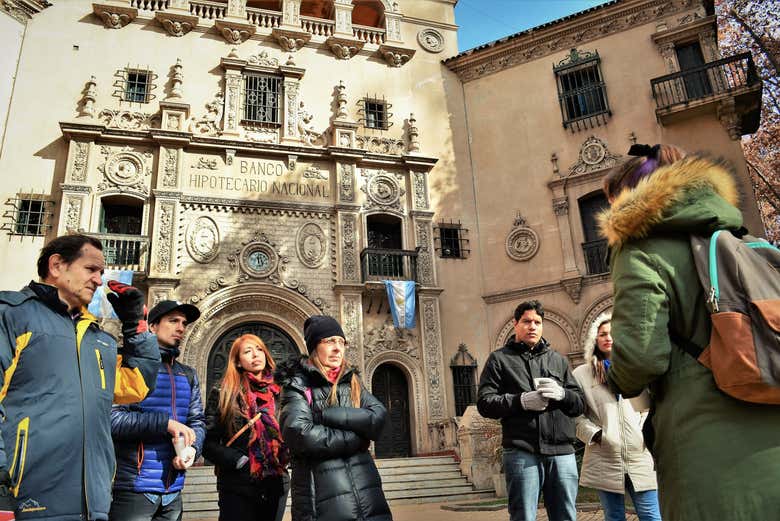 Frente a la sede del Banco Hipotecario Nacional