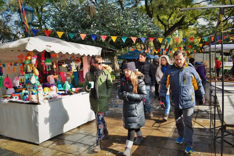 Recorriendo el mercadillo de la plaza de la Independencia