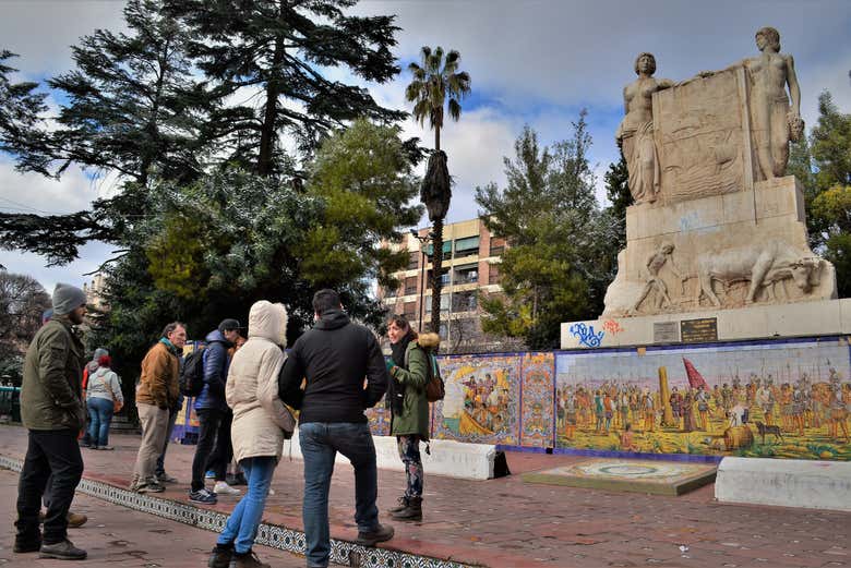 Contemplando el monumento de la plaza de España de Mendoza