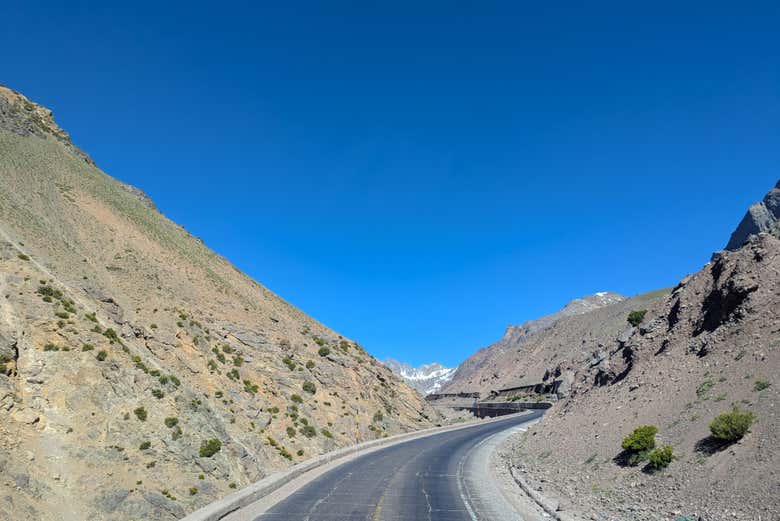 La carretera entre montañas áridas de la región