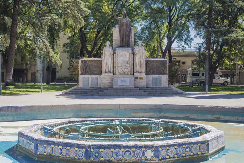 Fuente y monumento en Plaza Italia