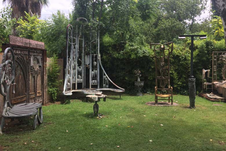 Stroll through Roberto Rosas' garden