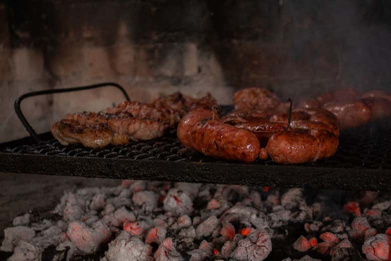 Moelas e chouriços na parrilla