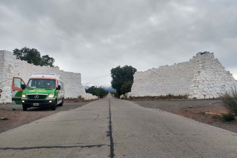 Parada no monumento de Canota