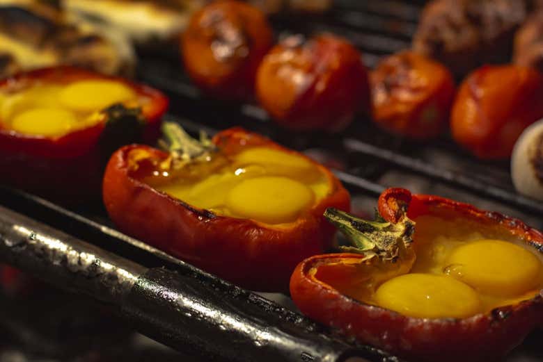 Deliciosos pimentões com ovos