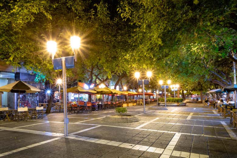 Paseo Sarmiento al caer la noche