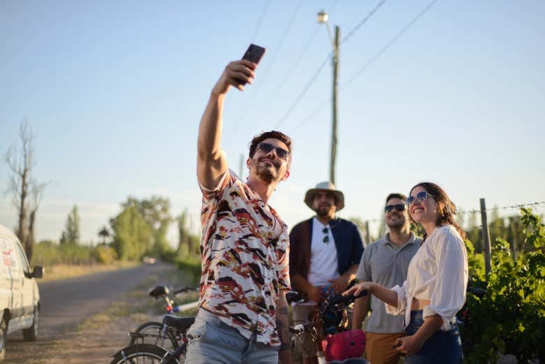 Haciendo un selfie junto a los cultivos