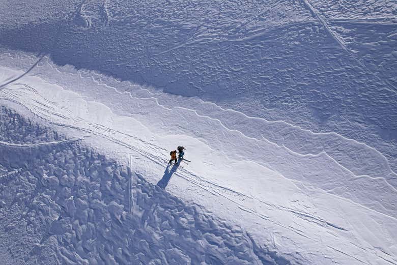 Caminando por la nieve de una de las pistas