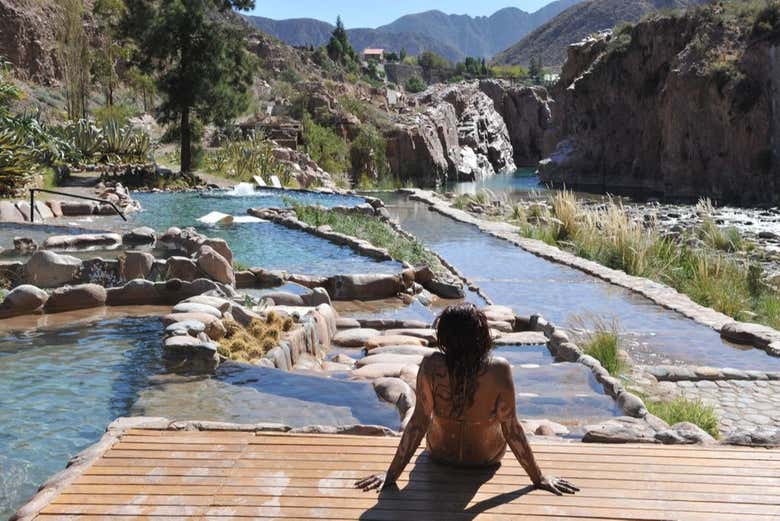 Mulher desfrutando das termas de Cacheuta