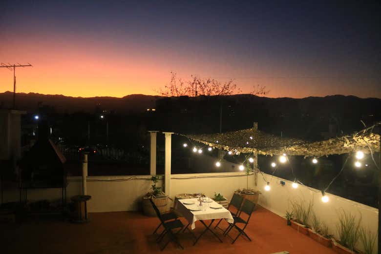 Dînez sur la terrasse d'une maison privée à Mendoza