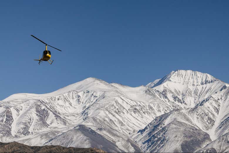 Voo de helicóptero sobre os picos andinos