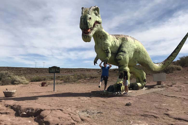 Villa El Chocón possui várias réplicas de dinossauros