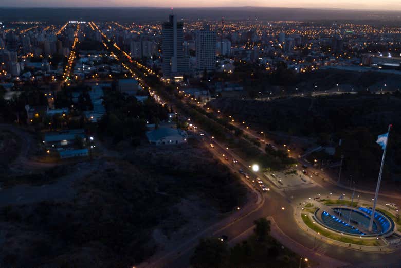 Vistas panorámicas de Neuquén de noche