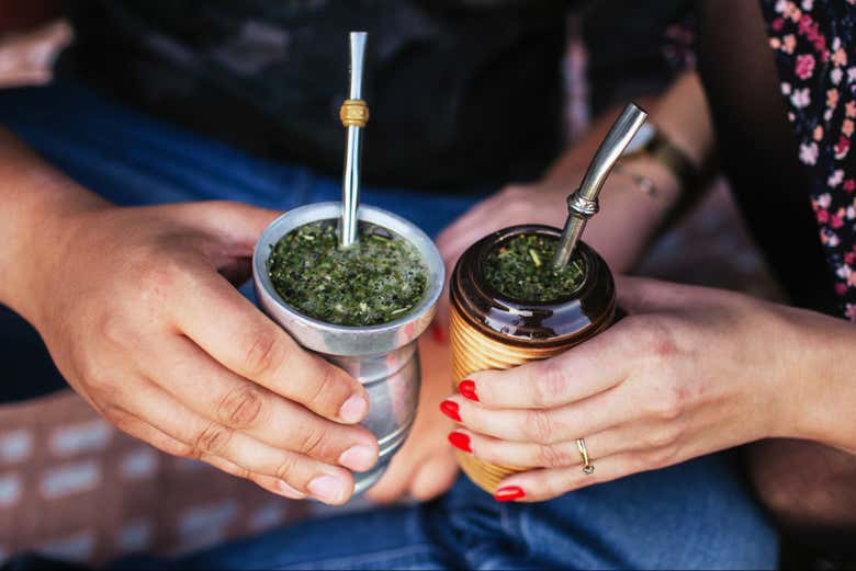 Brindando con mate argentino