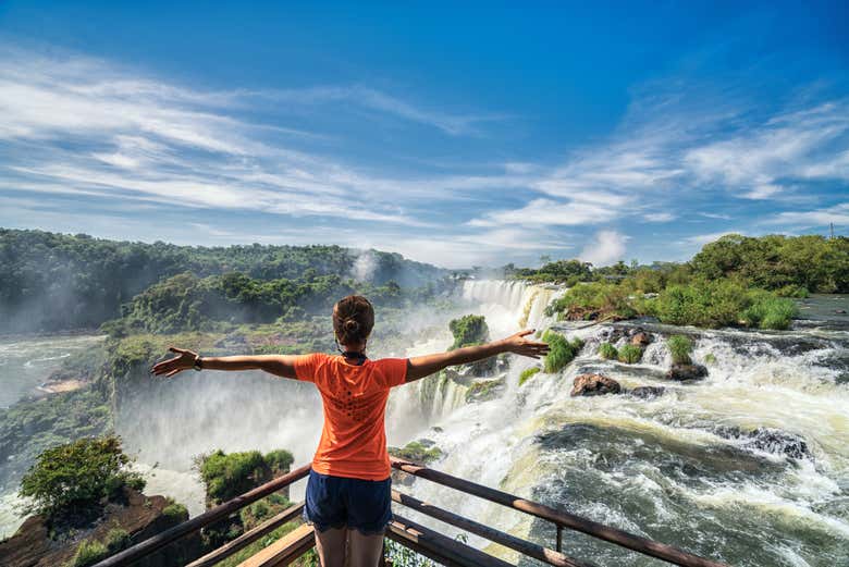 Contemplando las Cataratas de Iguazú