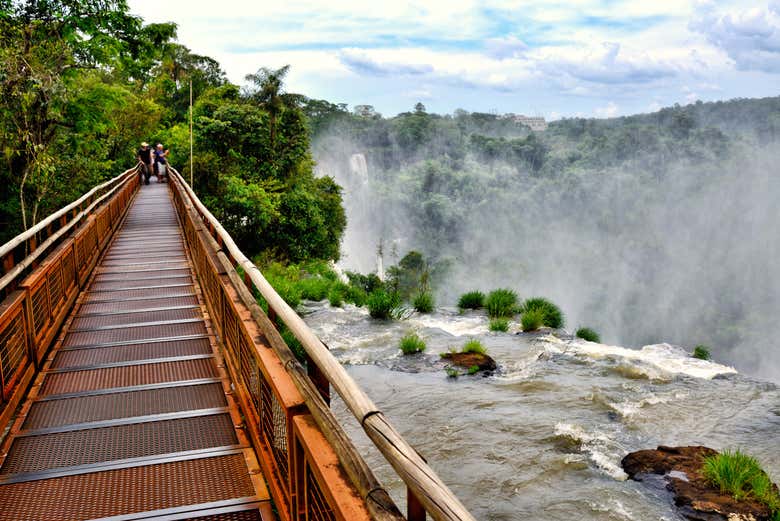 Una de las pasarelas de la catarata