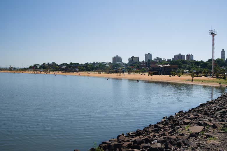 La vista de Posadas desde el río Paraná