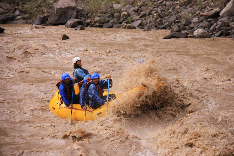 Atividade de rafting no rio Mendoza