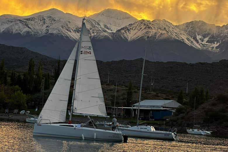 Las montañas nevadas al fondo