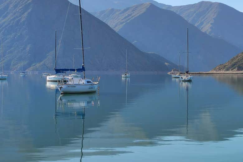 El espejo de agua del embalse