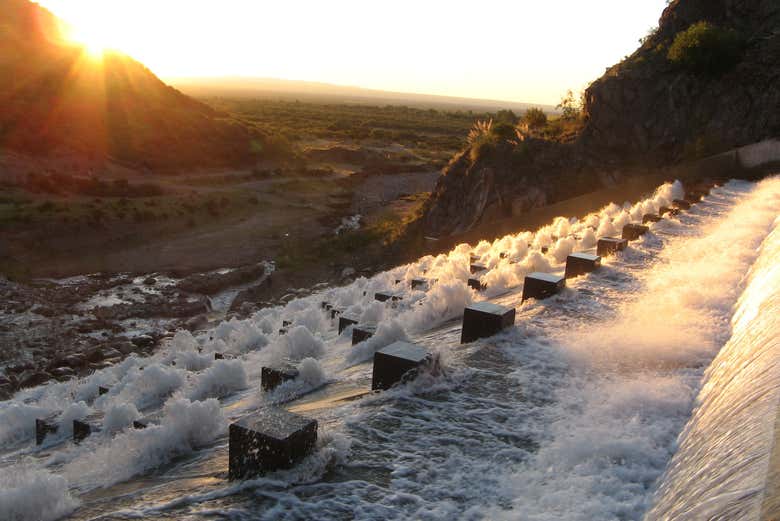 Torrente en las aguas del embalse de Nogolí