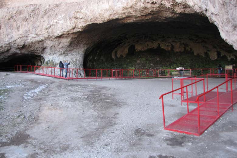 Entrée de la grotte préhistorique d'Inti Huasi