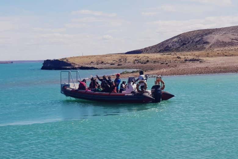 Navegando de lancha pela ria Deseado