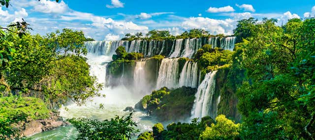 Lado argentino de las Cataratas de Iguazú + Hito de las Tres Fronteras
