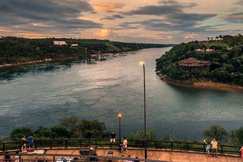 Vista panoramica del fiume Paraná al tramonto