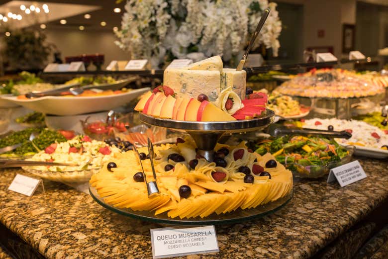 Buffet libre de comida durante la cena