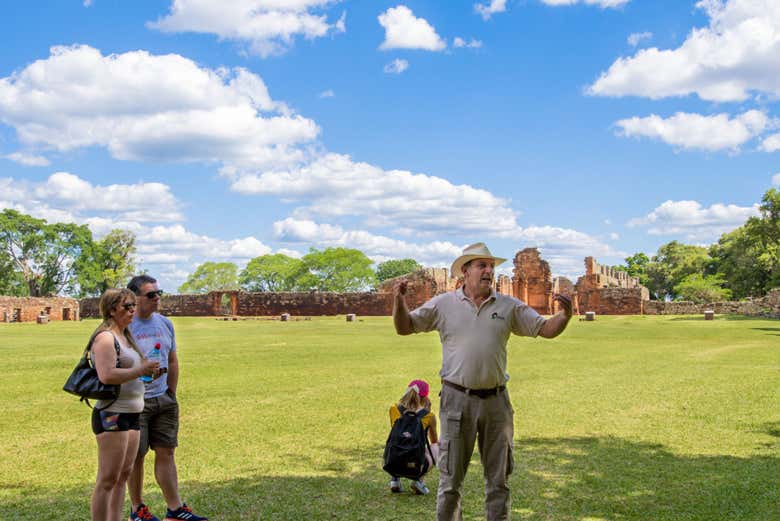 Visitando las ruinas de San Ignacio