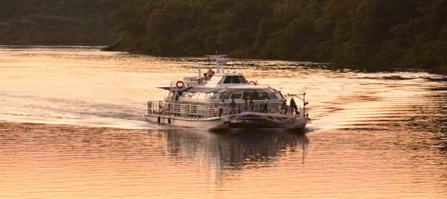 Passeio de catamarã ao entardecer