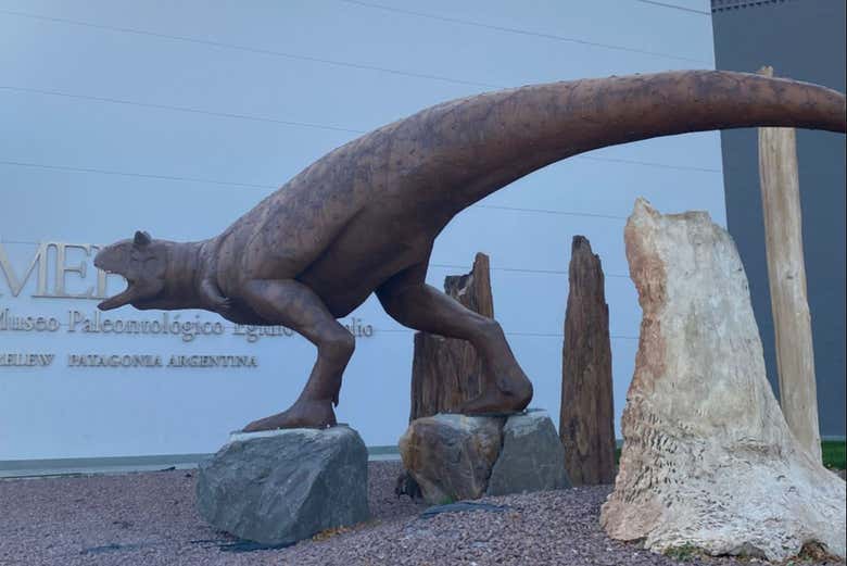En las afueras del Museo Paleontológico Egidio Feruglio