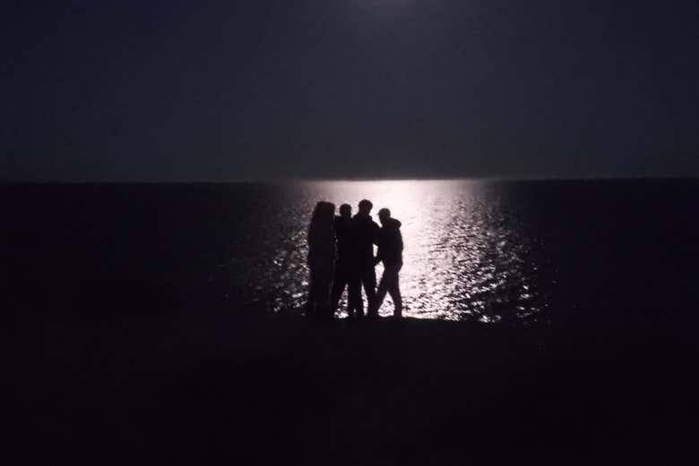 Reflejo de la luna llena sobre el mar