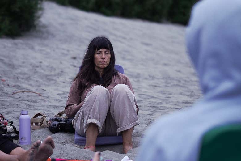 Concentrada en la meditación 
