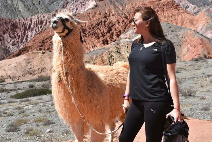 Posando junto a una llama andina de Purmamarca