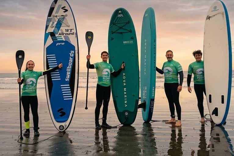 Grupo de paddle surf al amanecer