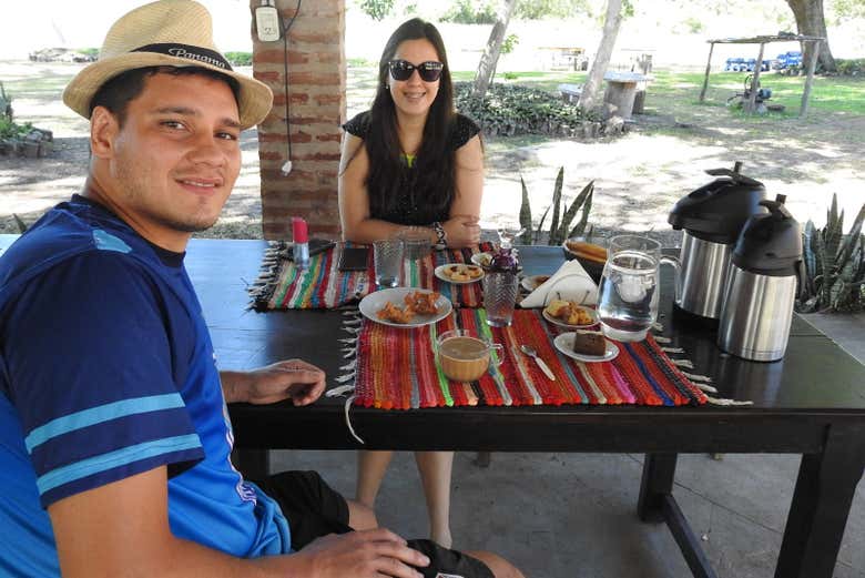 Tomando los deliciosos productos de la estancia