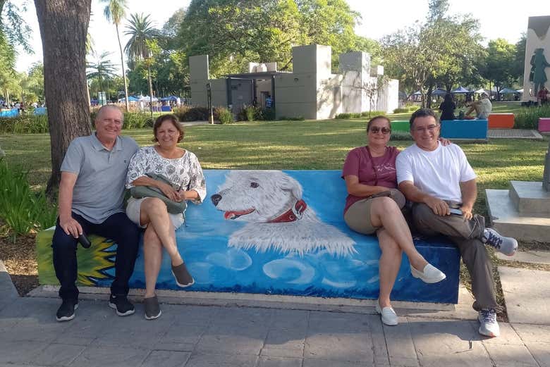 Foto de grupo sentados en un banco 